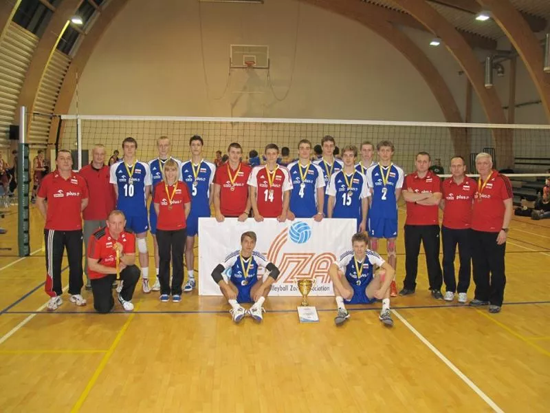 Wychowankowie AKS-u Kuba Ziobrowski i Mateusz Masłowski na turnieju z reprezentacją Polski kadetów w Estonii. Polacy ze złotym medalem EEVZA.