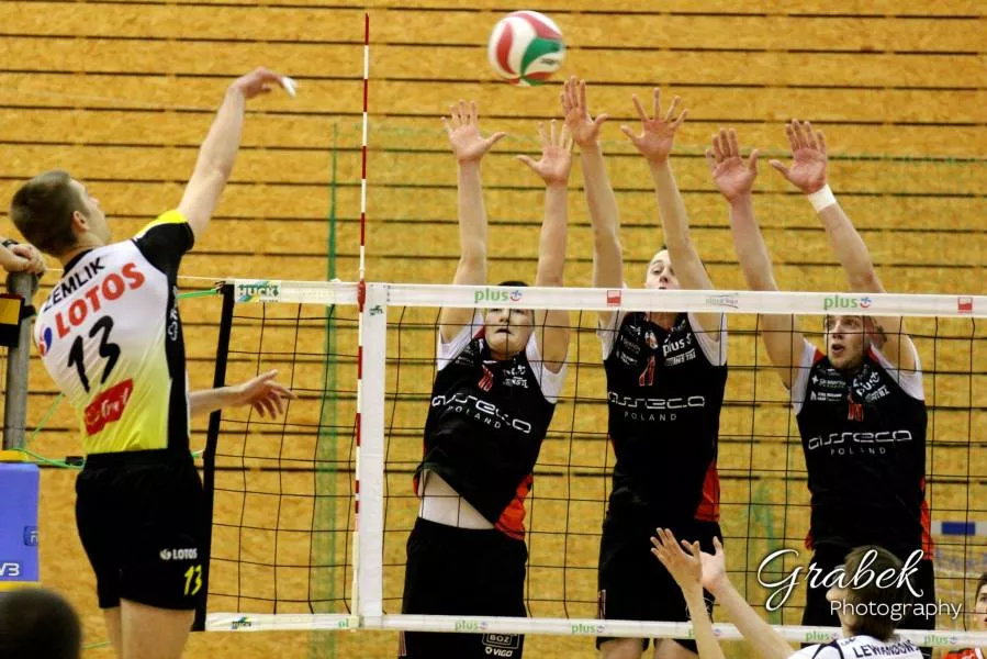Zwycięstwo na drugim końcu Polski. Pierwszy tiebreak Resoviaków w obecnym sezonie i pierwsza porażka gdńszczan na swoim terenie.