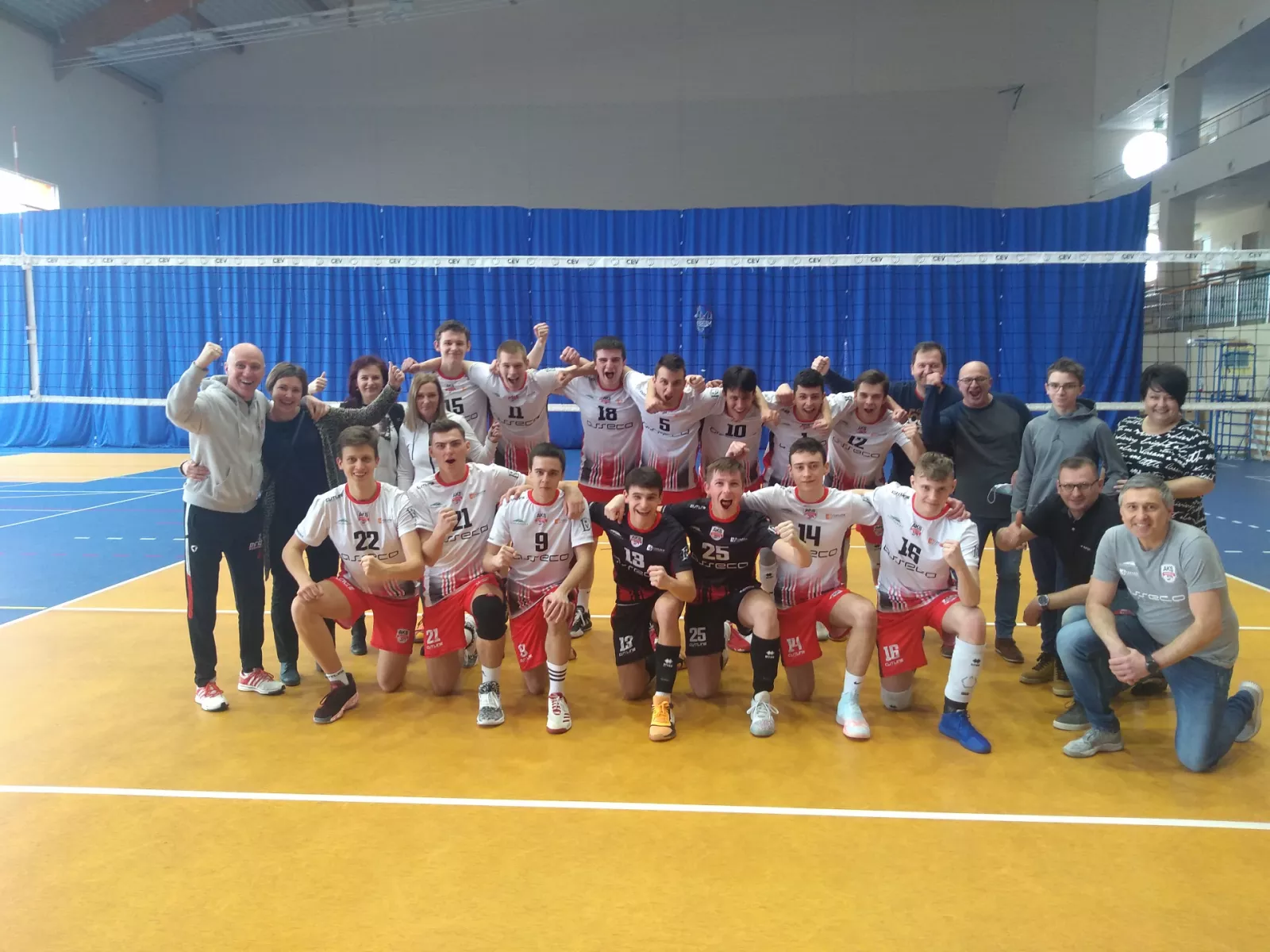 Juniorzy Młodsi z kompletem zwycięstw awansują do TOP16 drużyn w Polsce.