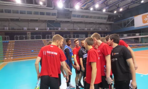 Gwiazdy światowej siatkówki Wilfredo Leon i Yoandry Diaz trenują z drużyną Młodej Ligi  przygotowując się do podboju europejskiej siatkówki.
